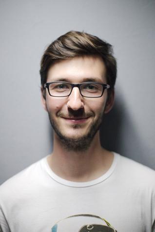 Jeune homme avec brushing, lunettes et barbe de 3 jours